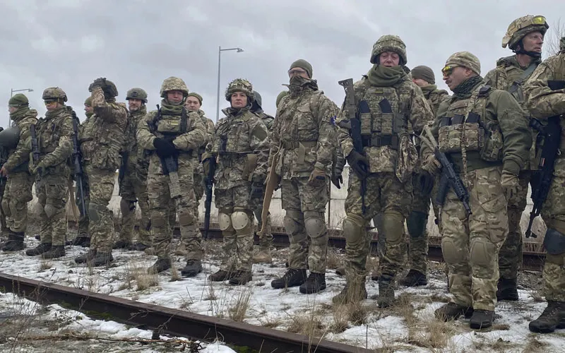 Presidente de Ucrania rechaza apoyo militar extranjero frente a Rusia