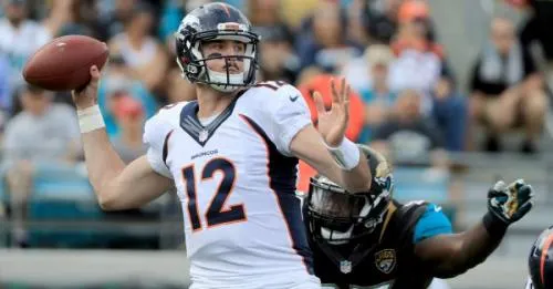 Firma mariscal de campo Lynch con Halcones Marinos en NFL