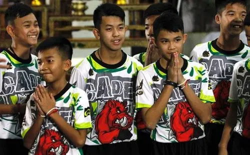 Niños y entrenador rescatados de cueva en Tailandia dejan hospital