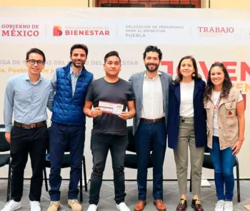 Entrega Rodrigo Abdala tarjetas a poblanos vinculados al programa “Jóvenes Construyendo el Futuro”