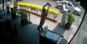 Detienen a sujeto que golpeó a un menor con una piedra en un restaurante de CDMX