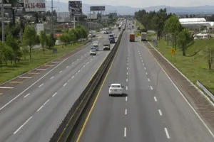 Exhortan a vacacionistas a revisar seguro de auto antes de salir a carretera