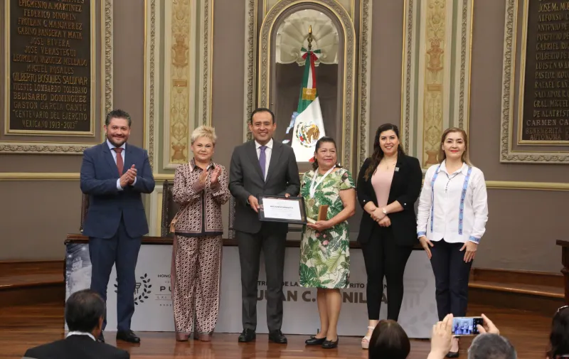 congreso-de-puebla-entrega-medalla-al-merito-docente-juan-c-bonilla