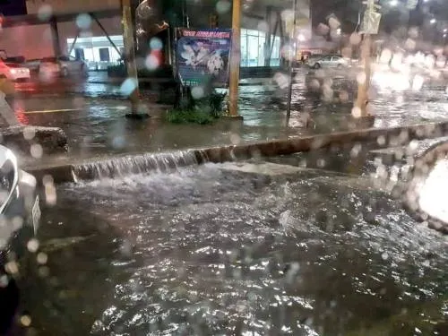 Desbordamiento de la laguna de San Baltaza ocasiona inundaciones en la 14 sur