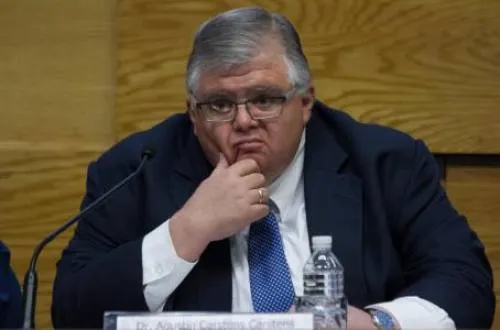 Ya se tardaron con el relevo de Carstens… y podría pegarle a Banxico