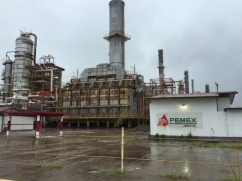Por falla eléctrica paran producción en refinería de Pemex en Oaxaca
