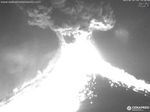 Nueva explosión del Popocatépetl; lanza material incandescente y emite columna de 3 km