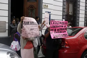 Familias de policías detenidos en Amozoc, acusan irregularidades en el proceso