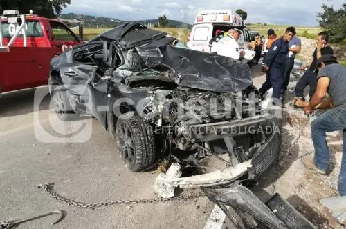 Pareja sobrevivió de un accidente en el Camino Alpuyeca