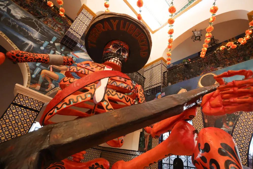 Atlixco impulsa la proyección internacional de sus catrinas con presencia en aeropuertos y sedes culturales
