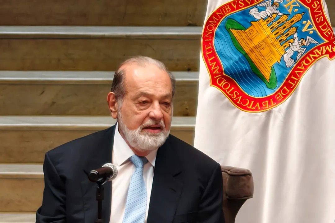 Carlos Slim pide acelerar la titulación universitaria y eliminar examen profesional
