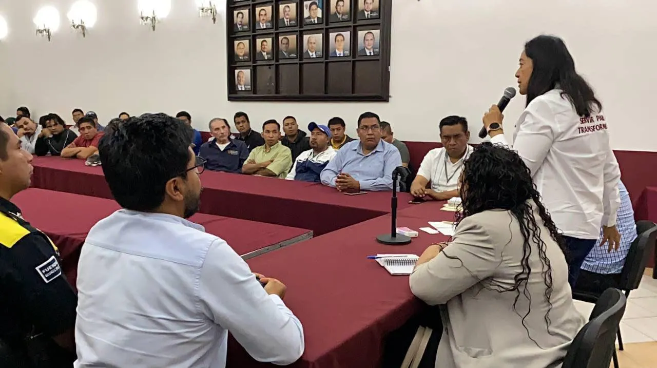 En mesa de trabajo, Ariadna Ayala escucha demandas de conductores del transporte público en Atlixco