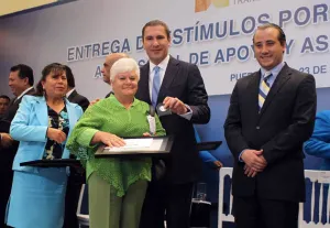 Entrega Moreno Valle estímulos a personal de apoyo de la SEP