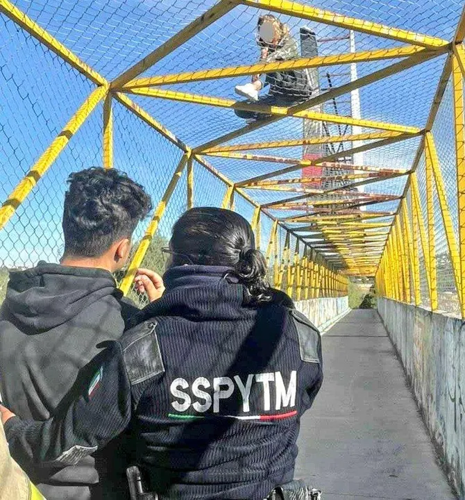 Una joven fue rescatada antes de que se arrojara desde lo alto del puente peatonal sobre el Anillo Periférico Ecológico