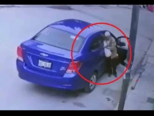 Video: Abandonan a abuelito en plena calle; llevaba bolsa con sus cosas