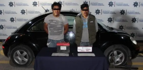 Elementos de la SSPTM detienen a dos hombres por desmantelar un auto robado