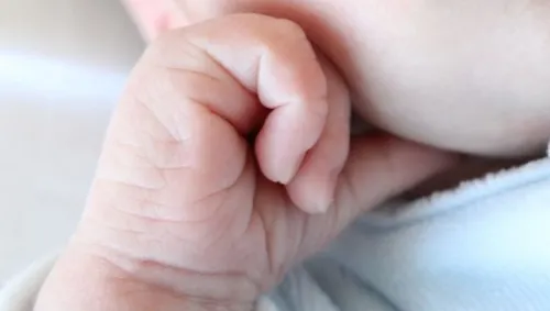 Durante cateo, encuentran a bebé de 11 meses intoxicado con cristal