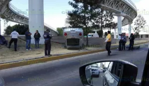 Automóvil se vuelca en vía Atlixcáyotl
