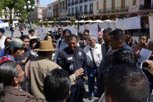 Maestros disidentes montan campamento en zócalo
