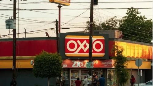 Le escupen en la cara tras pedir a cajera de Oxxo en Coyoacán ponerse un cubrebocas
