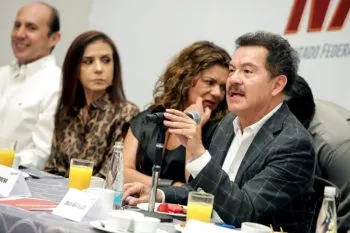 Pide Ignacio Mier sanciones por pintar bardas en Puebla