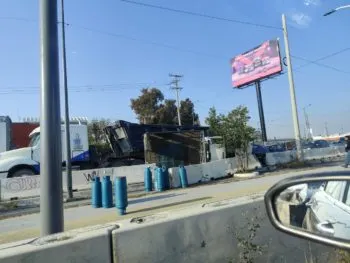 Causa alarma volcadura de camioneta con tanques de gas LP en Periférico Ecológico