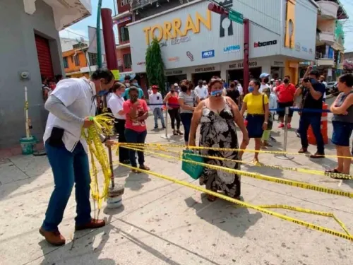 Comerciantes no aguantan cuarentena y abren calles de Tapachula