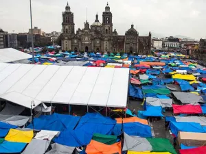 CNTE no desalojará zócalo del DF; amaga con estar en mitin de AMLO