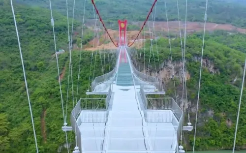 ¡China lo hizo de nuevo! Conoce el puente de cristal más largo del mundo