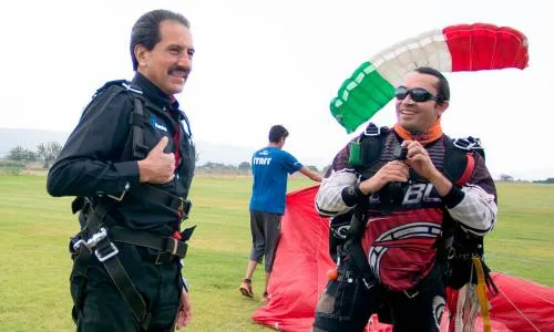 Se lanza rector de la BUAP de paracaídas para cumplir reto con Lobos Buap