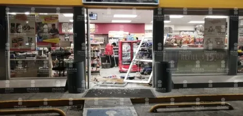 Estampa su auto contra Oxxo de Anzures