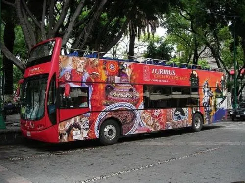 Buscan retirar a los Turibuses del zócalo por daños al pavimento