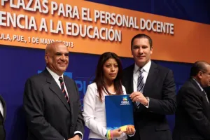 Moreno Valle entrega basificaciones a maestros
