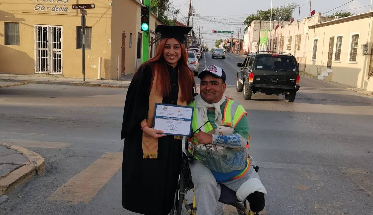 Joven dedica título a su padre