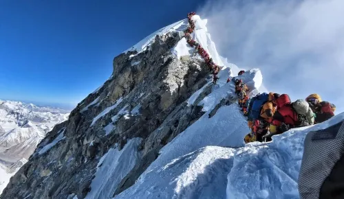 Dos muertos en el Everest en pleno atasco en la cima del mundo