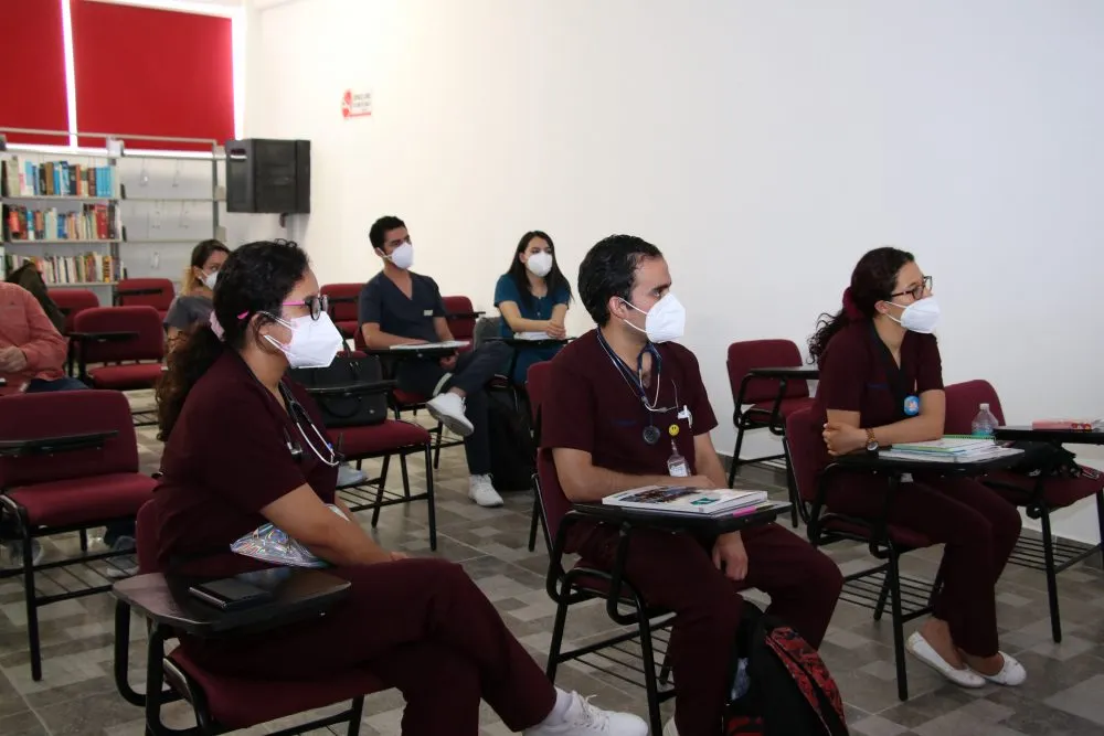 ISSSTEP y Alianza Francesa firman convenio para profesionalización de médicos