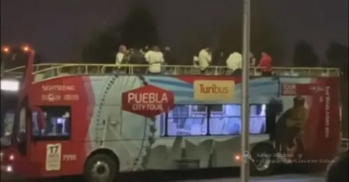 Arman buena fiesta en un turibus en la zona de Los Fuertes de Puebla