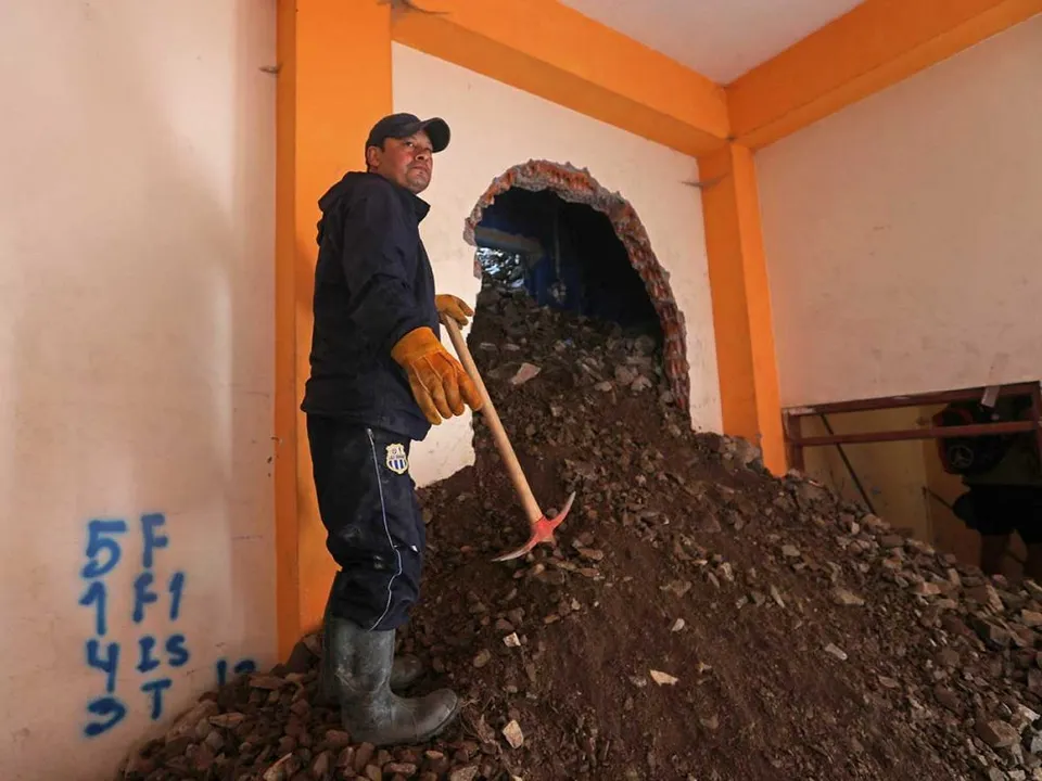 Suman tres muertos tras deslave en Perú