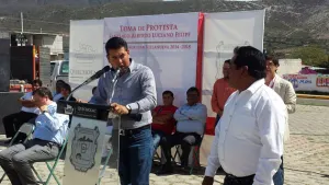 Néstor Camarillo toma protesta a nuevas autoridades auxiliares