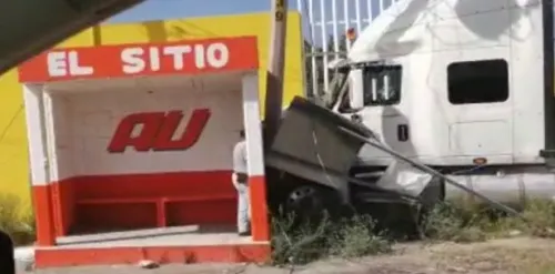 Tras robar un tráiler, chocan en la carretera federal Puebla-Tehuacán