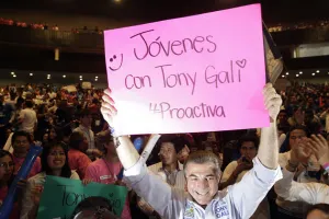 Arropan más de cinco mil jóvenes a Tony Gali