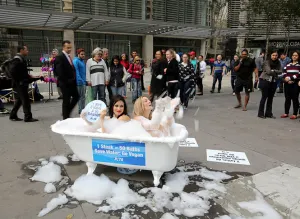 Se desnudan para protestar contra consumo de carne