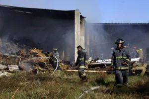 Bomberos sofocaron incendio en bodega con más de 800 pacas de zacate