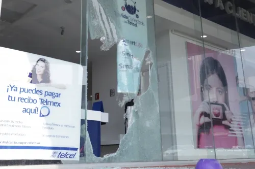 Dan cristalazo a Telcel en Vía San Ángel