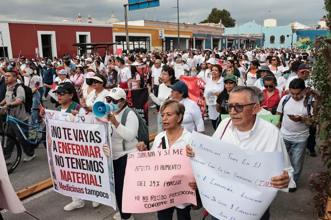 Con consignas contra la dirigencia sindical y reclamos por las deficiencias en hospitales y guarderías, más de mil 500 trabajadores activos, jubilados y pensionados del Instituto Mexicano del Seguro Social (IMSS) marcharon este martes por el bulevar Héroes del 5 de Mayo, en Puebla capital, para exigir mejores salarios y condiciones laborales