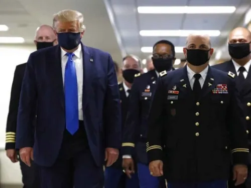 ¡Por fin! Captan a Trump usando cubrebocas durante visita a hospital