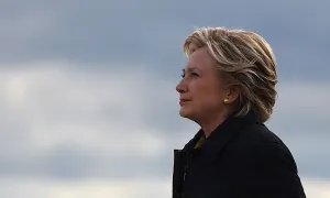 Clinton gana fuerza en votaciones tempranas