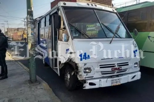 Mujer resulta lesionada en choque de transporte público y una camioneta particular