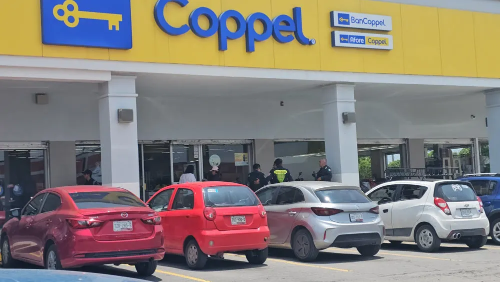 Asaltan Coppel Torrecillas; roban celulares y escapan en motos