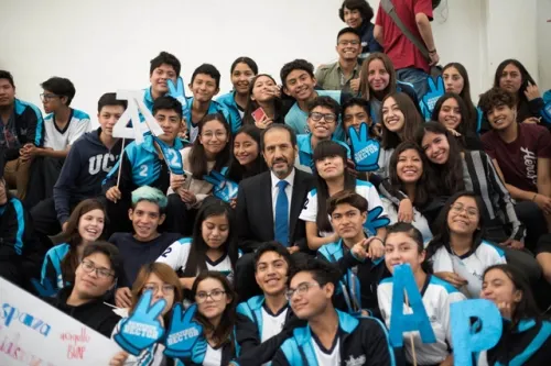 Emprendan y hagan su sueño realidad: Roberto Quintero